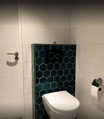 Blauwe hexagon tegels badkamer